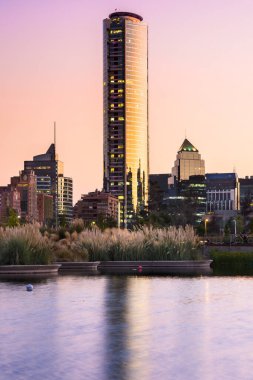 Santiago de Chile, Metropolitana Bölgesi, Şili - Varlıklı Vitacura bölgesindeki Bicentennial Park 'ta Gölet ve Torre Titanium La Portada gökdeleniyle finans bölgesinde gökdelen binalar.