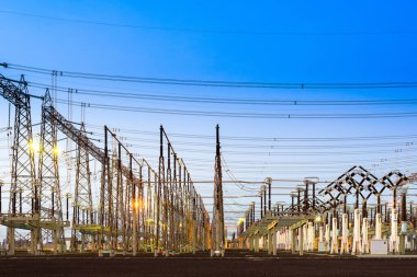 Akşam karanlığında elektrik santrali