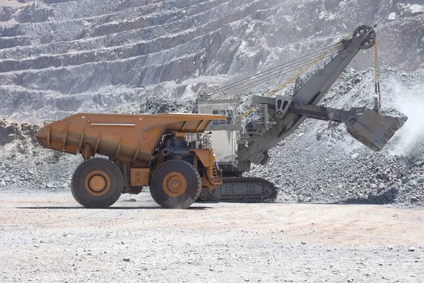 Corda Elétrica Carregando Caminhão Descarga Uma Mina Cobre Chile — Fotografia de Stock