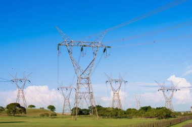 Itaipu barajından gelen elektrik hatları, Parana State, Brezilya