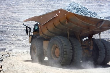 Kuzey Şili 'de bir bakır madeninde maden yüklü büyük bir çöp kamyonu.