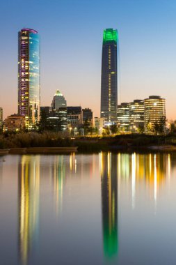 Rosehill Yarış pisti zengin Vitacura ilçe ve finans bölgesine, Santiago de Chile, binaların manzarası gölette