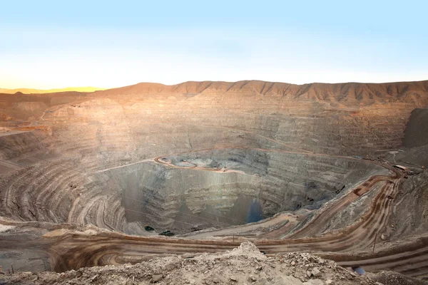从上面看智利一个露天铜矿的矿坑 — 图库照片