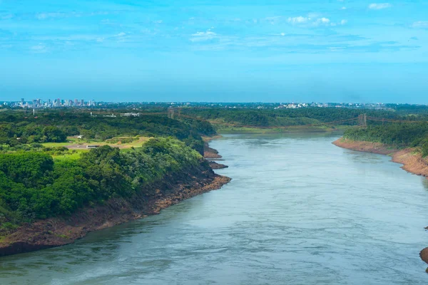 Parana Rivier Grens Van Brazilië Paraguay Met Een Verre Skyline — Stockfoto