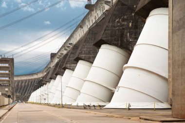 Itaipu Hidroelektrik Barajına yakın çekim.