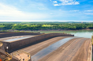 Fazla su boşaltmak için Itaipu hidroelektrik barajının taşması..