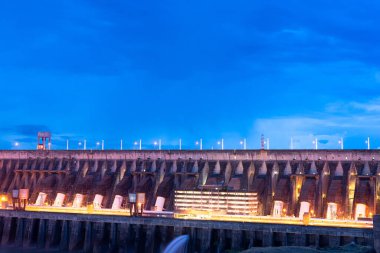 Geceleri Itaipu Hidroelektrik Barajı 'na yakın çekim.
