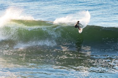 Pichilemu, Bölge de O 'Higgins, Şili - Punta de Lobos' ta sörfçü Pichilemu 'nun güneyinde bir sörf plajı.