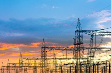 Gün batımında elektrik santrali