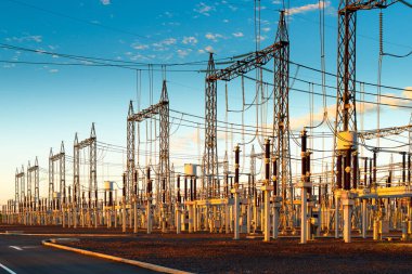 Gün batımında Paraguay 'da elektrik santrali