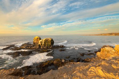 Punta de Lobos 'taki Cliff' in arkasında Pichilemu kasabası, VI Bölgesi, Şili