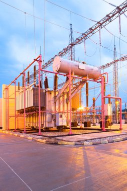 Yüksek Voltajlı Elektrik Dış İstasyonunda Güç Transformatörü