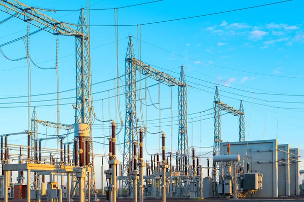 Yüksek Voltajlı Elektrik Dış Stasyonunda Güç Transformatörü — Stok fotoğraf