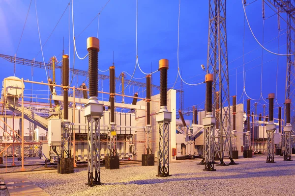Yüksek Voltajlı Elektrik Dış Stasyonunda Bir Grup Güç Dönüştürücü — Stok fotoğraf