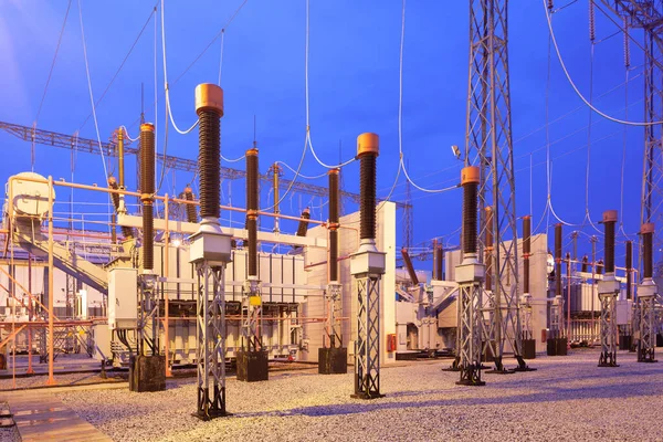 Yüksek Voltajlı Elektrik Dış İstasyonunda bir grup Güç Dönüştürücü