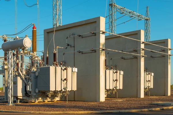 Yüksek Voltajlı Elektrik Dış İstasyonunda bir grup Güç Dönüştürücü