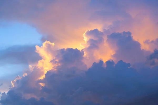 Wschód Słońca Między Chmurami — Zdjęcie stockowe