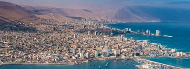 Bağlantı noktası şehir Iquique kuzey Şili Atacama Çölü'nın kıyılarında, havadan görünümü.