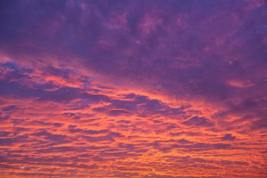 Gün batımında bulutlu gökyüzü