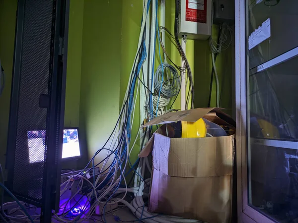 Malang, Endonezya - 18 Aralık 2021: sunucu odasında düzgün bağlanmamış elektrik ve ağ kabloları koleksiyonu