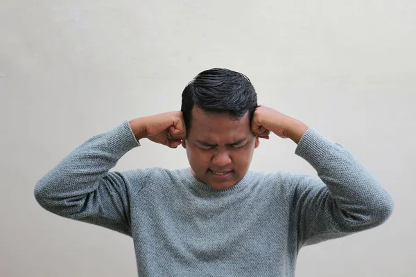 Seorang Pria Asia Mengenakan Sweater Memegang Kepalanya Dan Melihat Kesakitan — Stok Foto