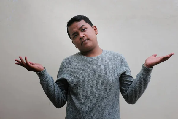 Seorang Pria Asia Mengenakan Sweater Terlihat Bingung Dan Menunjukkan Pose — Stok Foto