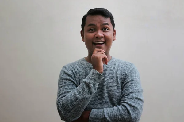 Seorang Pria Asia Yang Mengenakan Sweater Terlihat Kagum Dan Memegang — Stok Foto