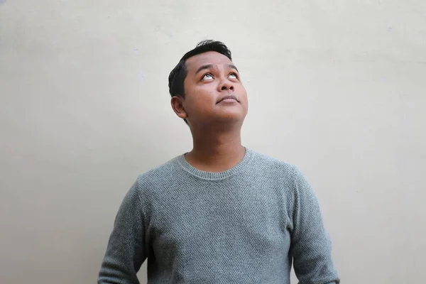 Asian Man Wearing Sweater Doing Pose Looking Sky While Smiling —  Fotos de Stock