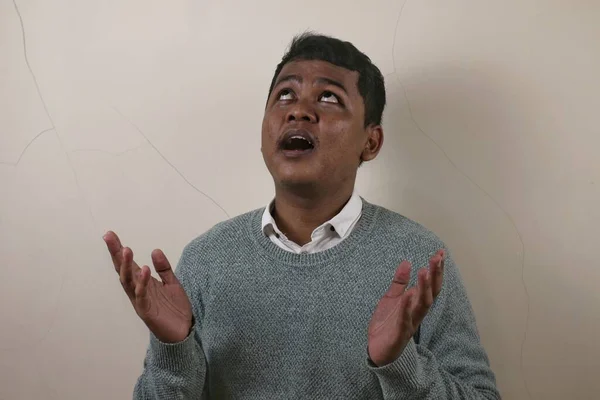 Азиатский Человек Демонстрирует Жест Молитвы Желания Поднимая Обе Руки Глядя — стоковое фото