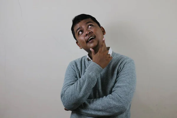 Asiatisk Man Gör Tänkande Gest Medan Han Håller Hakan Med — Stockfoto