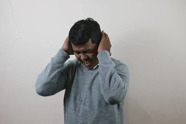 Ένας Ασιάτης Επιδεικνύει Μια Χειρονομία Κάλυψης Αυτιών Επειδή Ακούγοντας Δυνατούς — Φωτογραφία Αρχείου