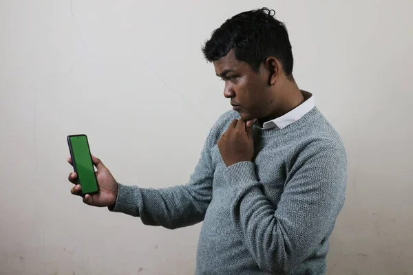 Hombre Asiático Sosteniendo Teléfono Inteligente Con Mano Derecha Mirando Pantalla —  Fotos de Stock