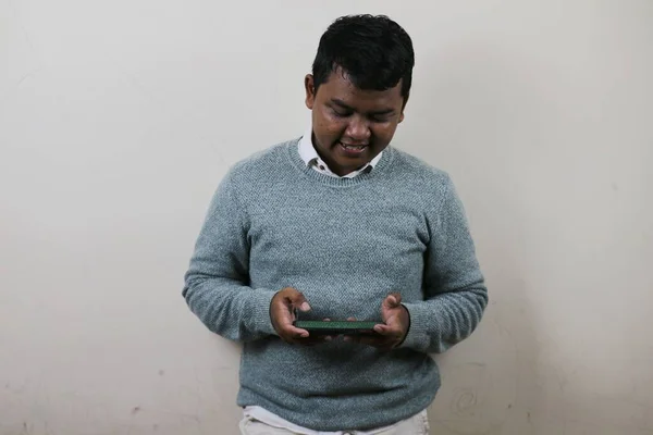 Ένας Ασιάτης Παίζει Ένα Παιχνίδι Ένα Smartphone Και Κρατάει Smartphone — Φωτογραφία Αρχείου