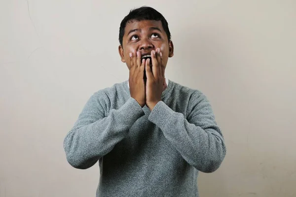 Молодой Человек Показывает Удивленное Счастливое Лицо Прикрывая Рот Обеими Руками — стоковое фото