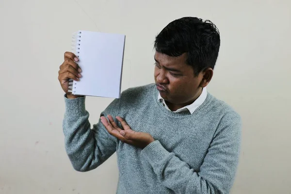 Seorang Pemuda Asia Memegang Buku Putih Atau Pengikat Dengan Tangan — Stok Foto