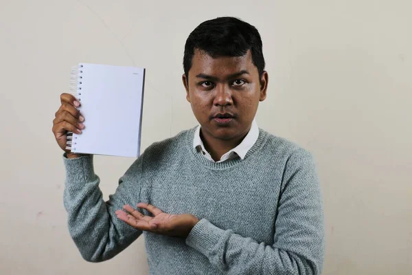 Joven Asiático Sosteniendo Libro Blanco Carpeta Con Mano Derecha Nivel —  Fotos de Stock