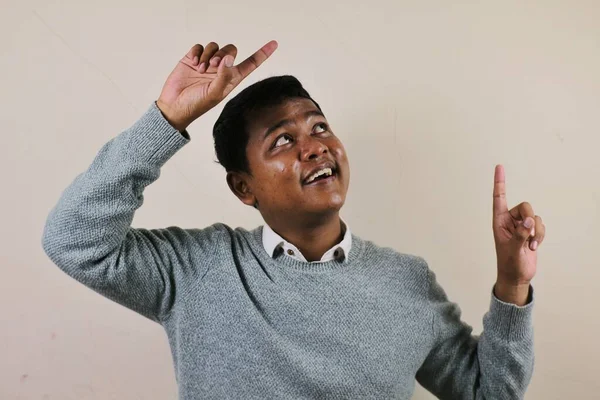 Молодой Азиат Широко Улыбается Указывает Указательными Пальцами Показать — стоковое фото