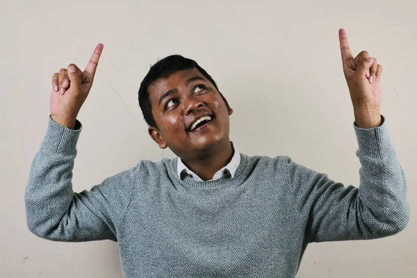 Ένας Νεαρός Ασιάτης Χαμογελάει Πλατιά Και Δείχνει Δύο Δάχτυλα Του — Φωτογραφία Αρχείου