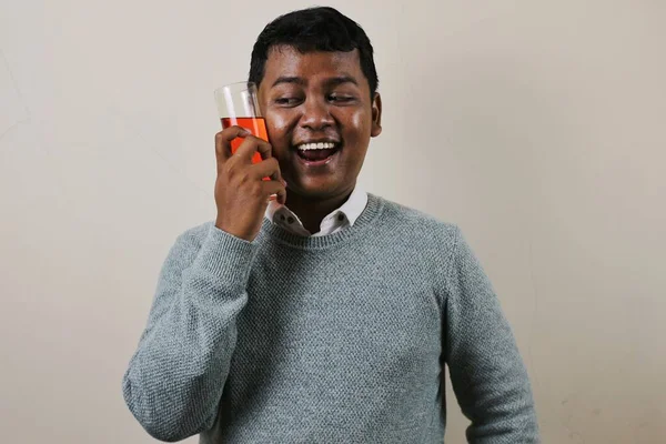 Νεαρός Ασιάτης Που Κρατάει Ένα Ποτήρι Κόκκινο Σιρόπι Κολλημένο Στο — Φωτογραφία Αρχείου