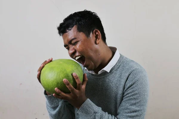 Seorang Pemuda Asia Sedang Memegang Buah Anggur Hijau Dengan Kedua — Stok Foto