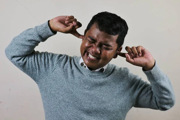 Молодой Человек Закрывает Уши Пальцами Потому Беспокоят Громкие Шумные Звуки — стоковое фото