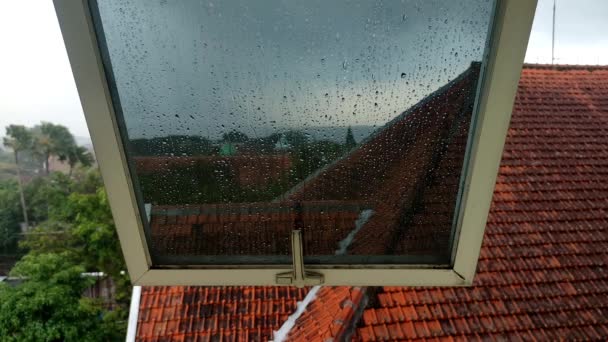 Краплі Дощу Падають Вікна Будівлі Верхньому Поверсі — стокове відео