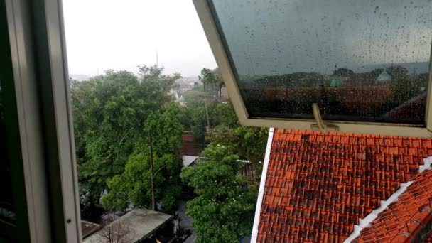 Regentropfen Fallen Auf Die Fenster Des Gebäudes Der Obersten Etage — Stockvideo