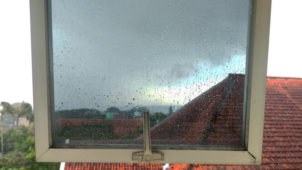 Gotas Lluvia Cayendo Sobre Las Ventanas Del Edificio Último Piso — Vídeo de stock