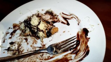 Pisang Bakar Coklat Keju ya da ızgara muzlu çikolatalı peynirli çikolata üzerine çikolata parçacıkları ve beyaz tabakta çedar peynirli ızgara..