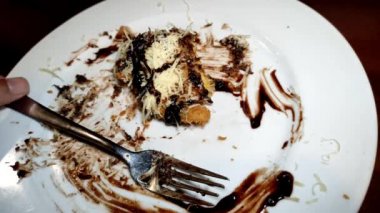 Pisang Bakar Coklat Keju ya da ızgara muzlu çikolatalı peynirli çikolata üzerine çikolata parçacıkları ve beyaz tabakta çedar peynirli ızgara..