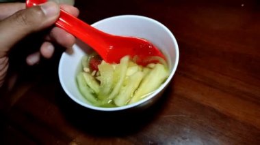 Meyve buzu, oruç, kavun buzu ve şurup kırarken servis edilen küçük bir kasede servis edilir.