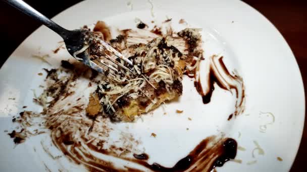 比桑饼或烤香蕉巧克力芝士与巧克力洒水和切达奶酪配餐在白盘上 — 图库视频影像