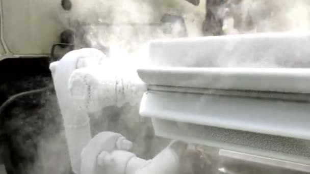 Der Prozess Der Übertragung Von Flüssigem Sauerstoff Von Einem Lieferwagen — Stockvideo