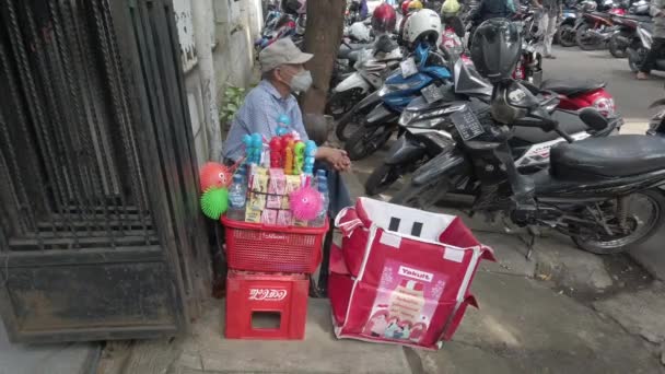 2022年6月11日 インドネシア マラン マランの道路脇で新鮮な飲み物やボトル入り飲料を販売する老人 — ストック動画